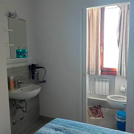 Nancy House בית הארחה