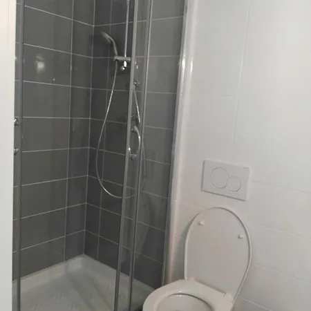 Nancy House בית הארחה